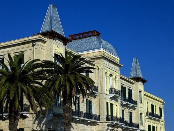 The historical Poseidonion hotel has kept all of the unique architectural features of the building with the assistance of special teams from Mount Athos for its restoration.