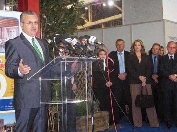 During the inauguration of the third Tourism & Property Show, Tourism Minister Kostas Markopoulos requested from Greek hoteliers and rooms-to-let owners to reduce price correlation between foreign and Greek tourists.