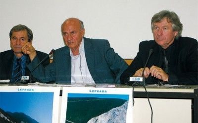 Yiannis Kartanis, prefect advisor and president of the Lefkada Hotelier Association; Yiorgos Logothetis, mayor of the Apollonion municipality; and Yiorgos Kourtis, president of the Local Union of Municipalities of Lefkada. At the press conference it was announced that the Municipality of Apollonion on Lefkada would be honored with the 