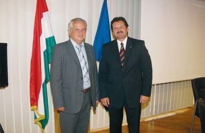 Konstantionos E. Konstantinidis, honorary consul of the Republic of Hungary for Crete and Ambassador of Hungary to Athens, Jozsef Toth. According to Mr. Konstantinidis, Crete has grown to become one the most favorite destinations of Hungarians and the island will participate at Utazas 2009 with an emphasis on local unions.