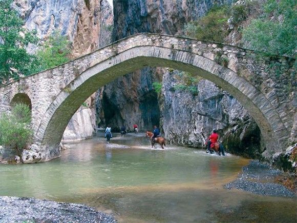 The stone bridge of Portitsas in the mountains of Grevena was built in the late 18th century. With a length of 34 meters, it crowns the Venetiko river and was the sole passage between the villages Monachiti and Spilaio.
