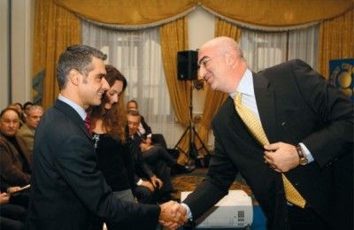 Tourism Development Minister Aris Spiliotopoulos is greeted by the president of the association, George Tsakiris.