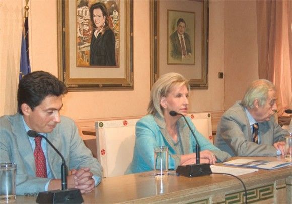 Alexis Galinos, ATEDA's managing director at the press conference with Fani Palli-Petralia, minister of tourism, and Athens Mayor Theodoros Behrakis.