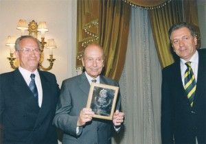 Former President of the Republic Constantinos Stefanopoulos (center) received a chamber award for his services to the country and to the tourism sector.