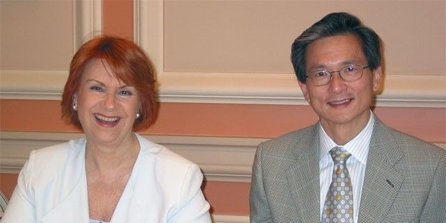 Carol Marriott, president and managing director of Best Western Greece, signs a new 10-year representation agreement with Best Western International President David Kong.