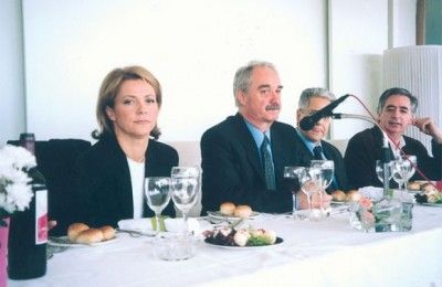 Hellenic Association of Travel and Tourism Agents' vice president, Eleni Papadopoulou, and the association's president, Yiannis Evangelou, during a working lunch to discuss tourism problems with the media.