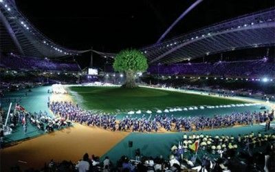 In the center of the sold-out stadium was a realistic-looking 26-meter tall plane tree made of Styrofoam, which symbolized strength and longevity.