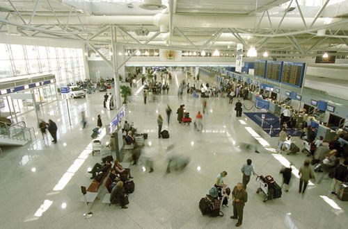 According to "Global Airport Monitor" for 2002, the Athens International Airport is the new leader in the world in its category.