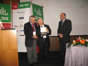 The IMIC-SITE Greece Award of Excellence was awarded to IMEX Exhibitions President Ray Bloom (center) for his contribution to the development of the industry.